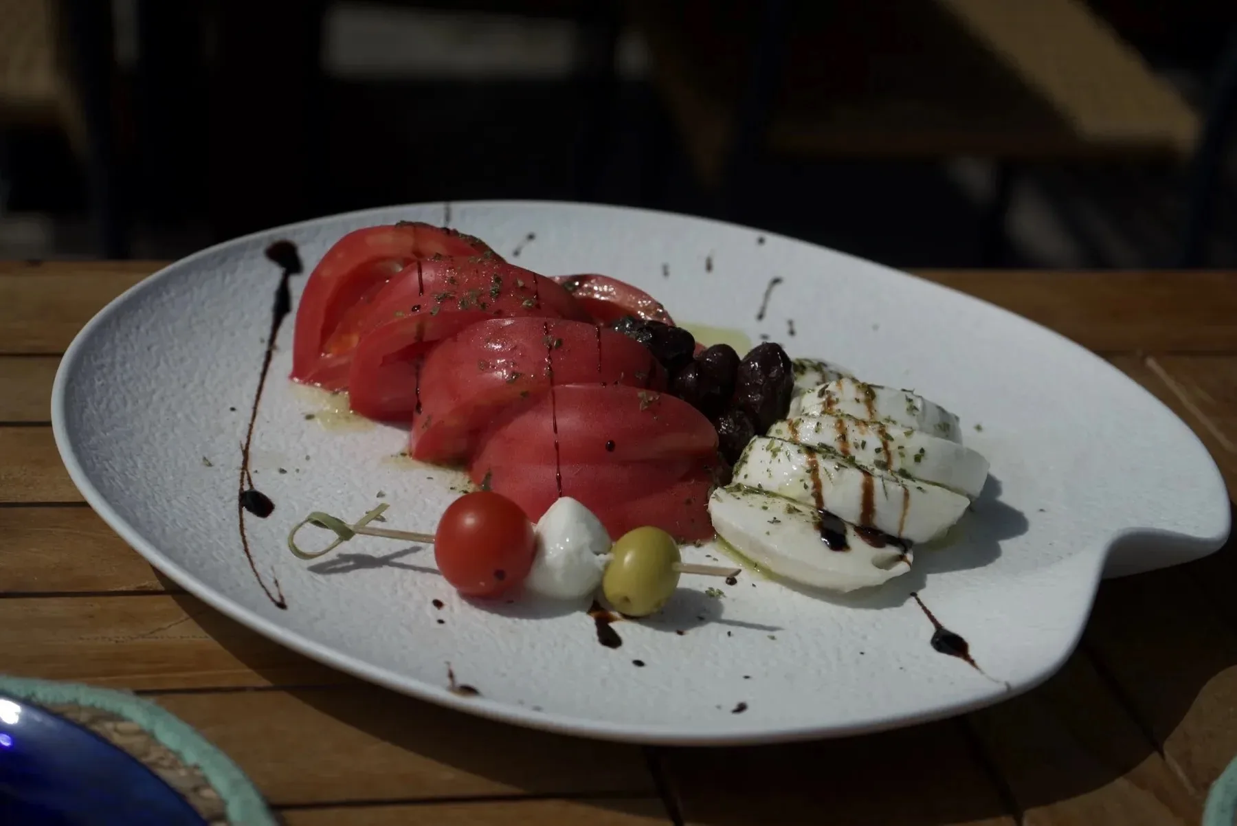 Ensalada caprese en la terraza de La Marimandona Beach