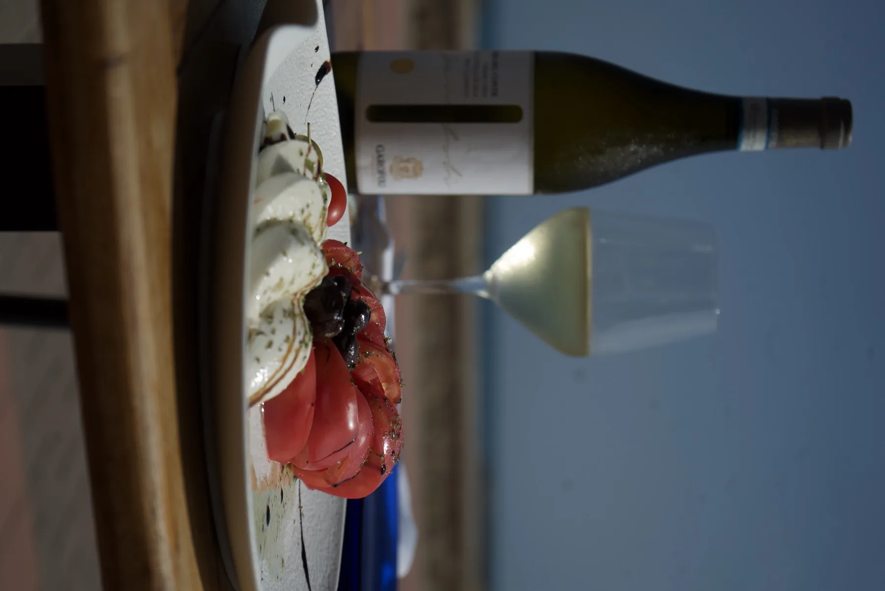 Ensalada caprese con vino blanco en La Marimandona Beach