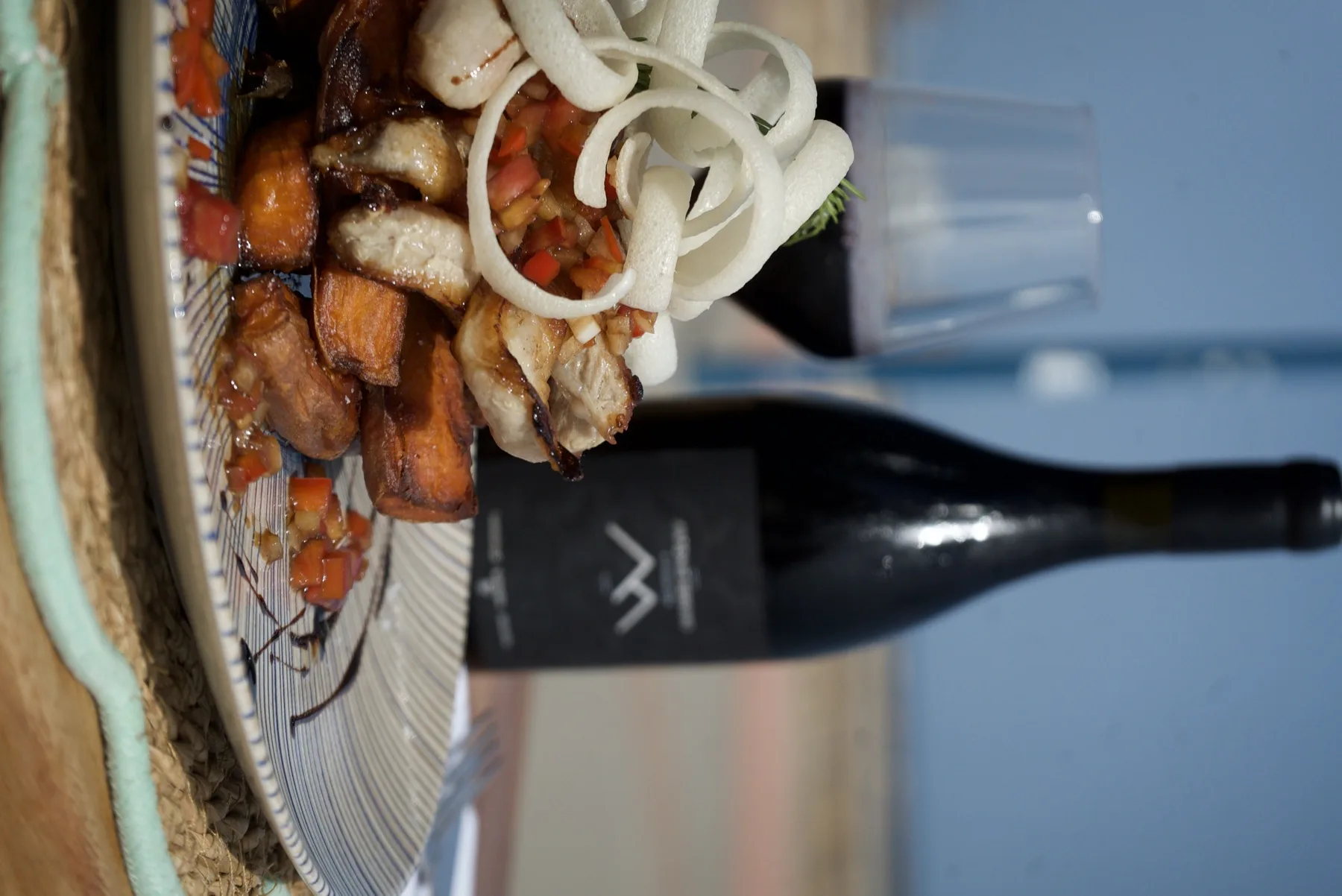 Costillas con vino de crianza en La Marimandona Beach