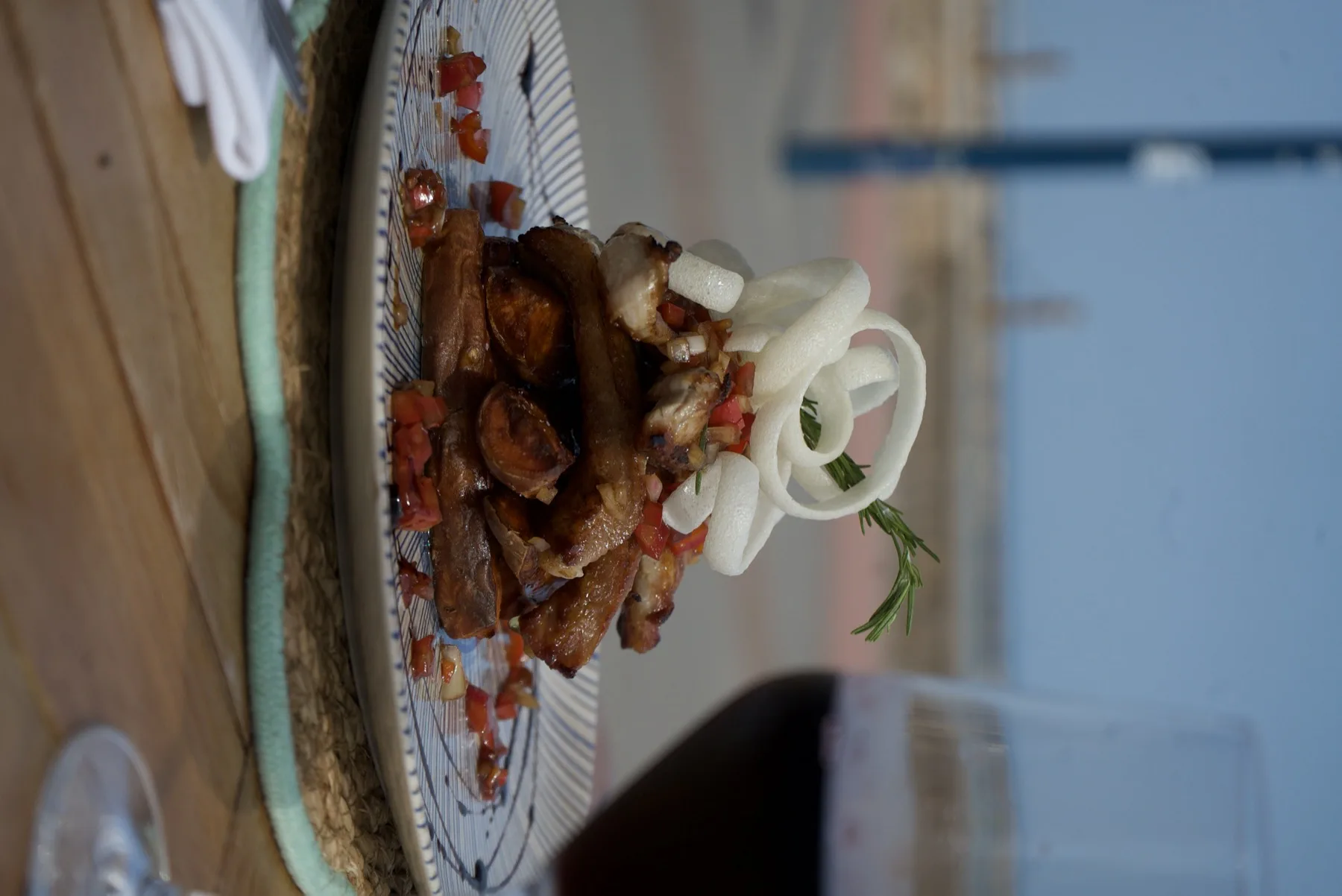 Costillas con maridaje de vino tinto frente al mar