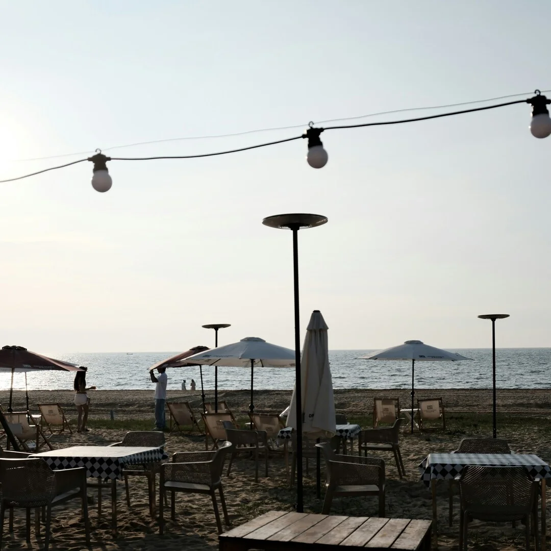 Beleuchtete Terrasse am Meer für eine Veranstaltung