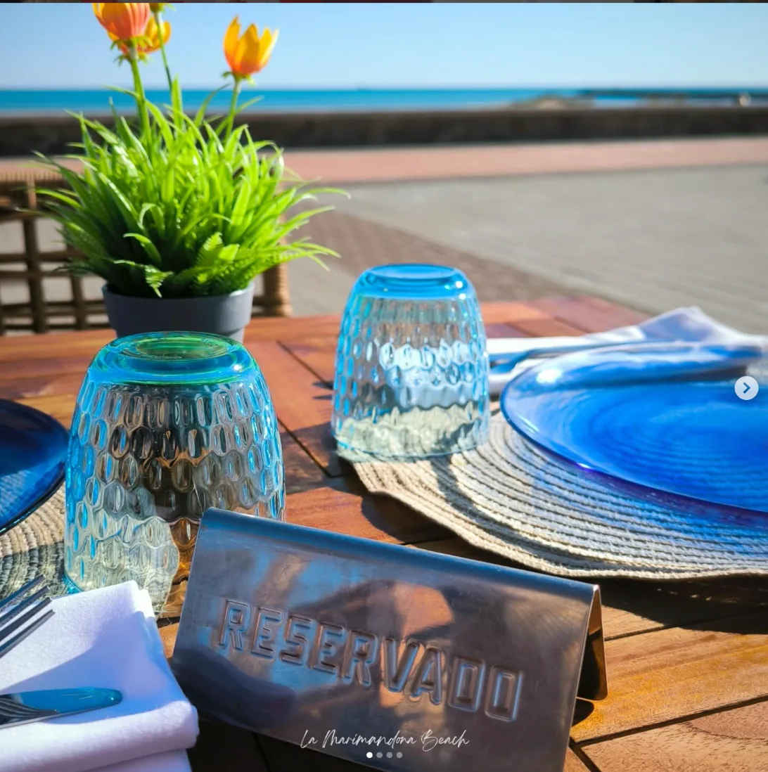Mesa reservada en la terraza de La Marimandona Beach