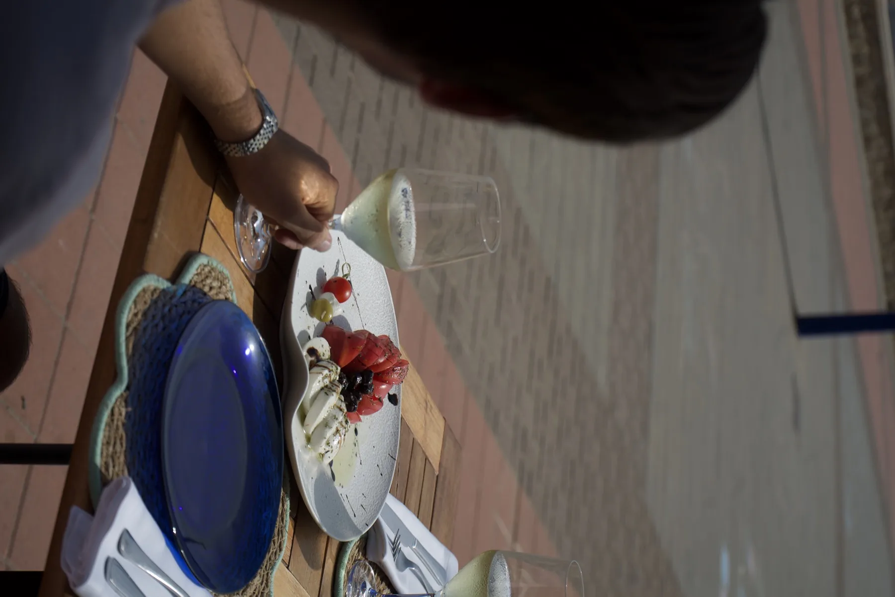 Mesa en la terraza de La Marimandona Beach