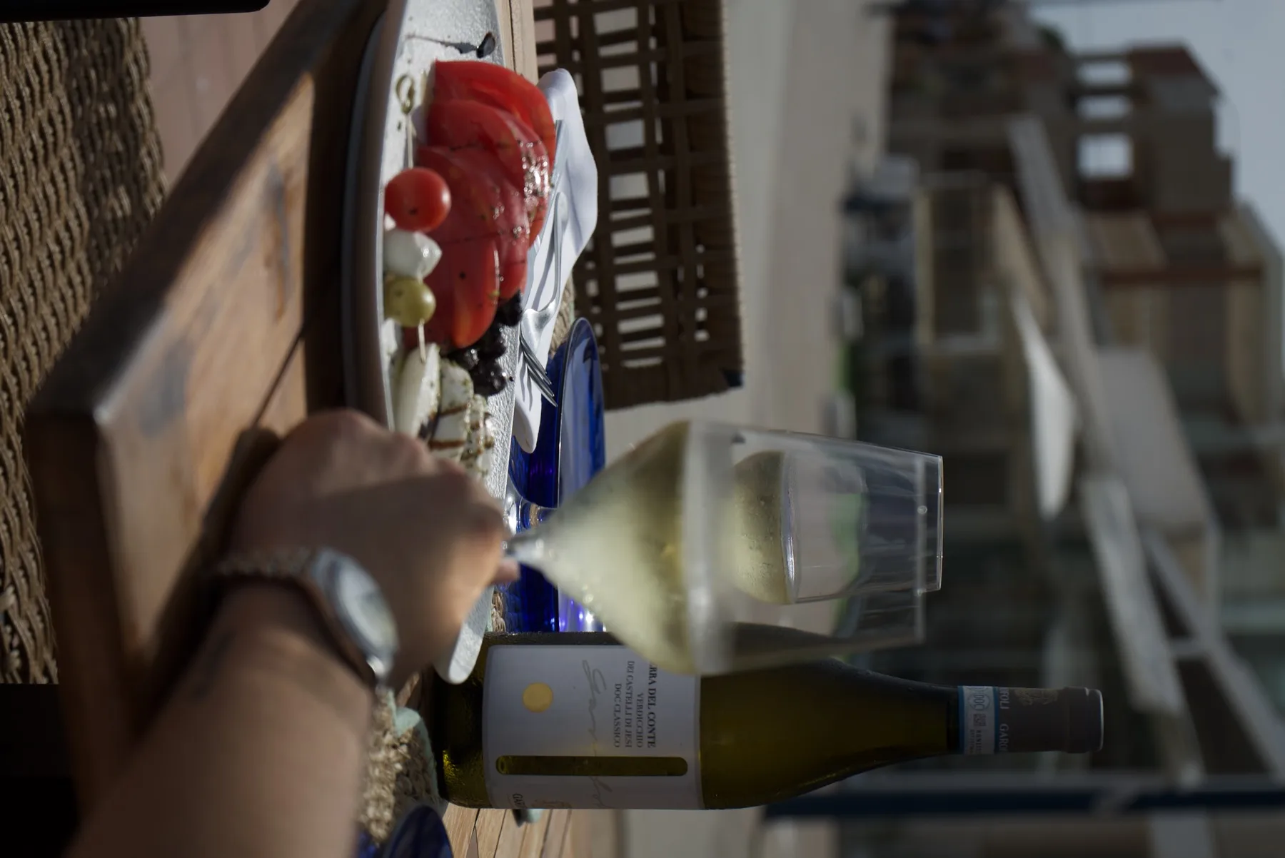 Caprese con vino en la terraza junto al paseo marítimo